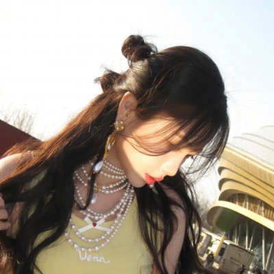 有色彩的女子